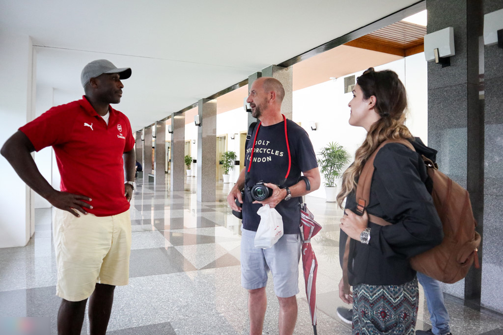 Huyền thoại Arsenal mặc áo dài, đội nón lá Việt Nam